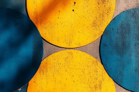 Bold Circles in Sun and Sea